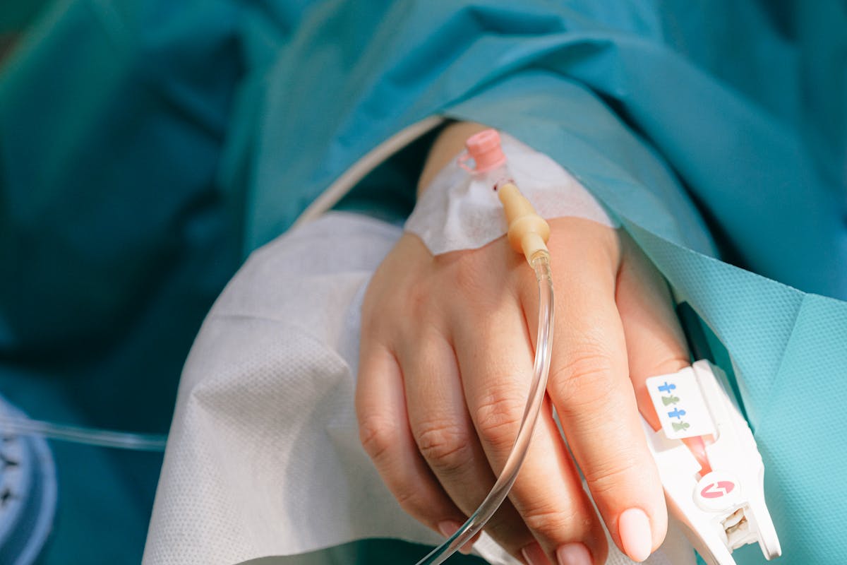 Ręka z wenflonem. Szpital